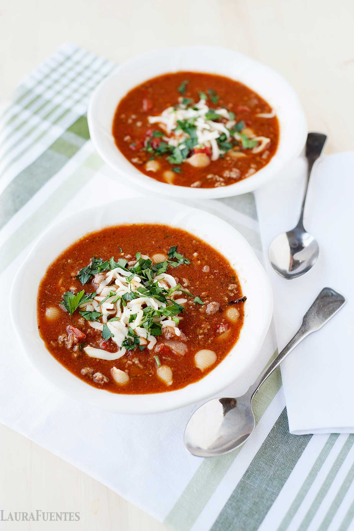 dos platos de sopa de conchas con carne