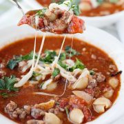 un plato con sopa de conchas con carne
