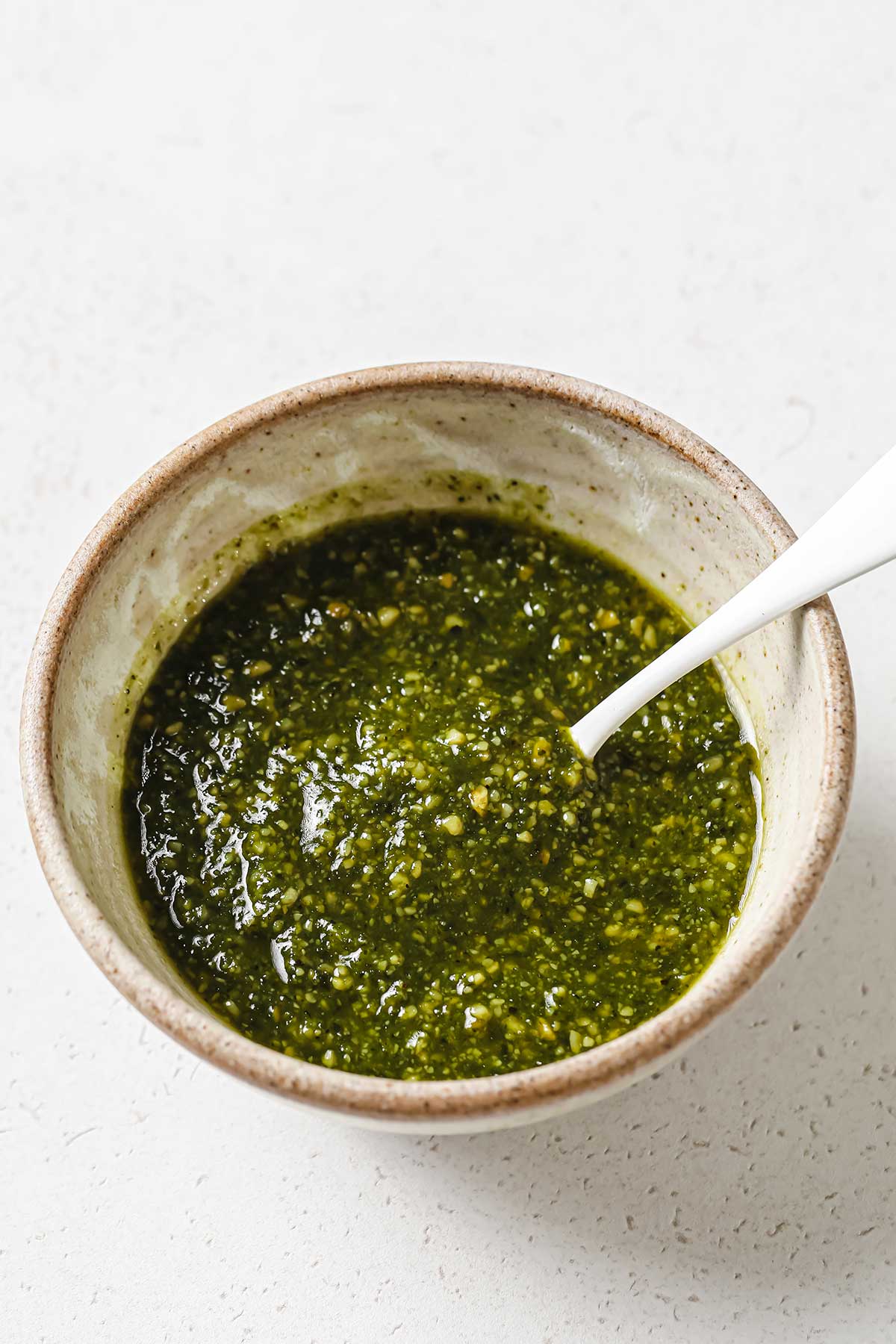 pesto de albahaca en un bol