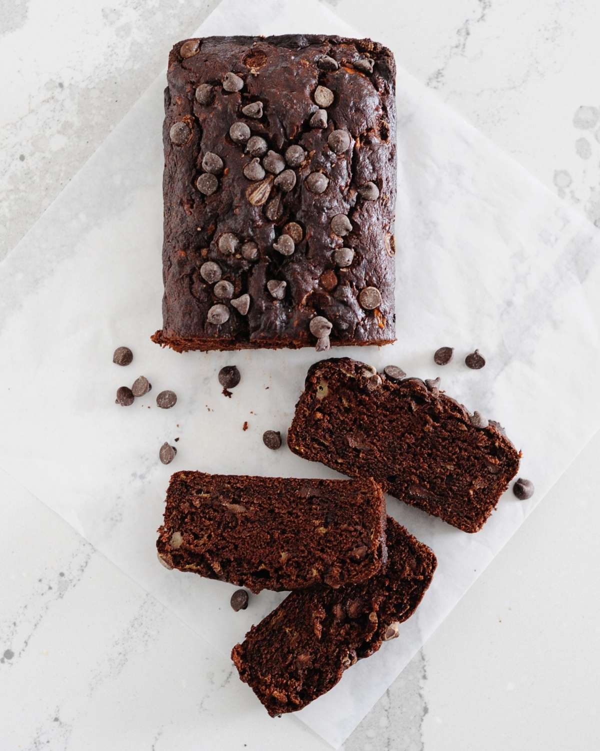 bizcocho de chocolate con tres rodajas al lado