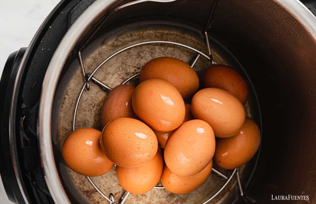 huevos dentro de olla presión