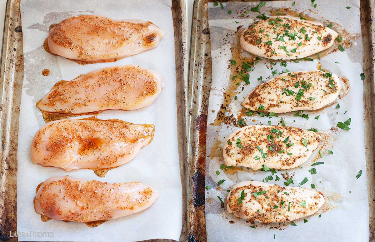 a la izquierda, pechugas de pollo crudas y sazonadas en una bandeja. A la derecha, pechugas de pollo cocidas en una bandeja.
