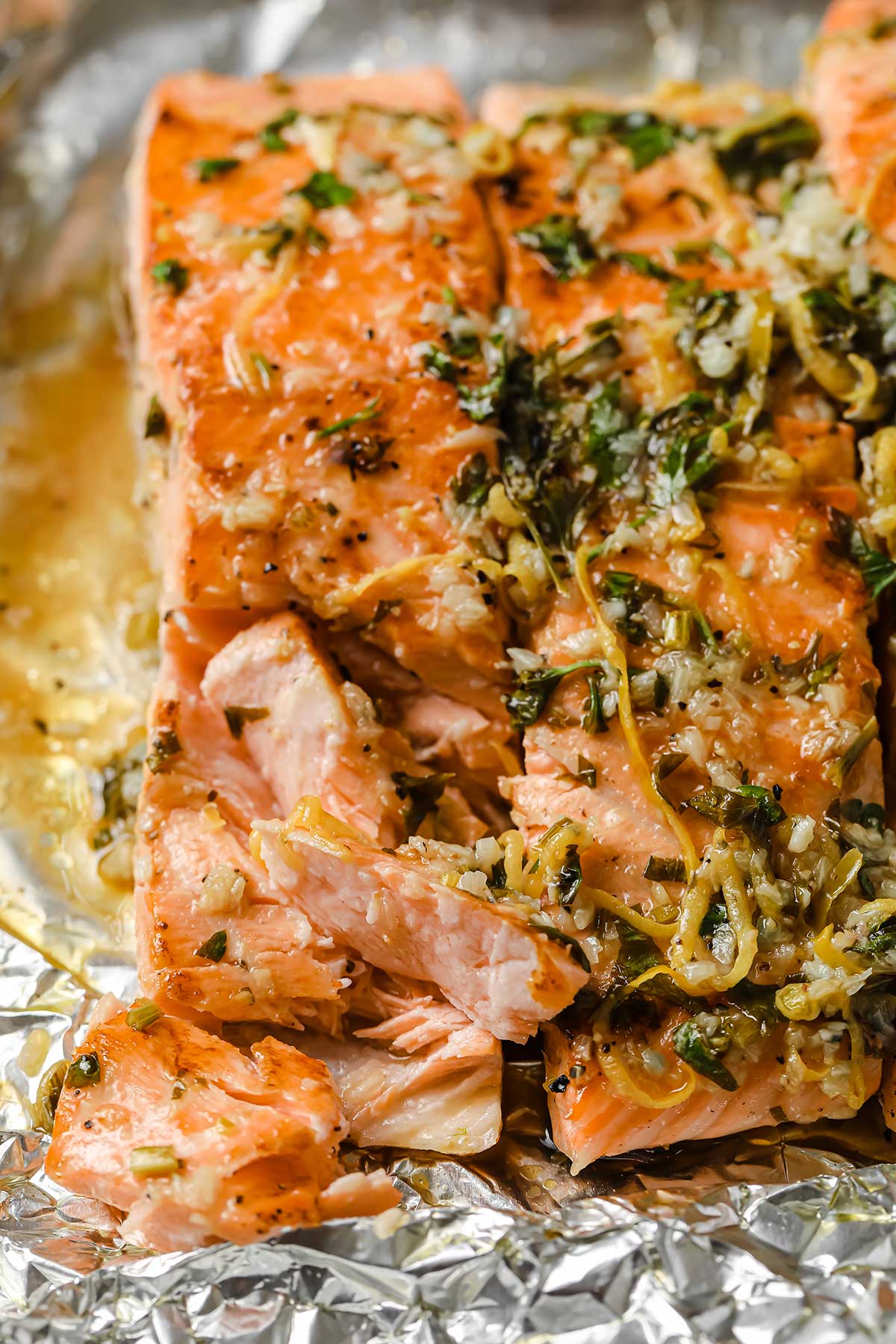 Salmón al horno cocido en papel de aluminio