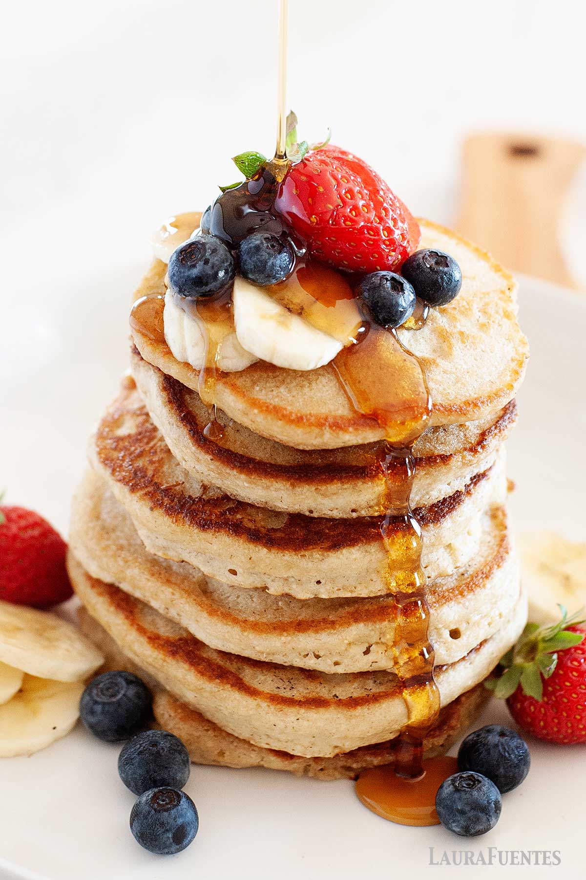 Panqueques de avena esponjosos con arándanos, fresas, y sirope de arce.