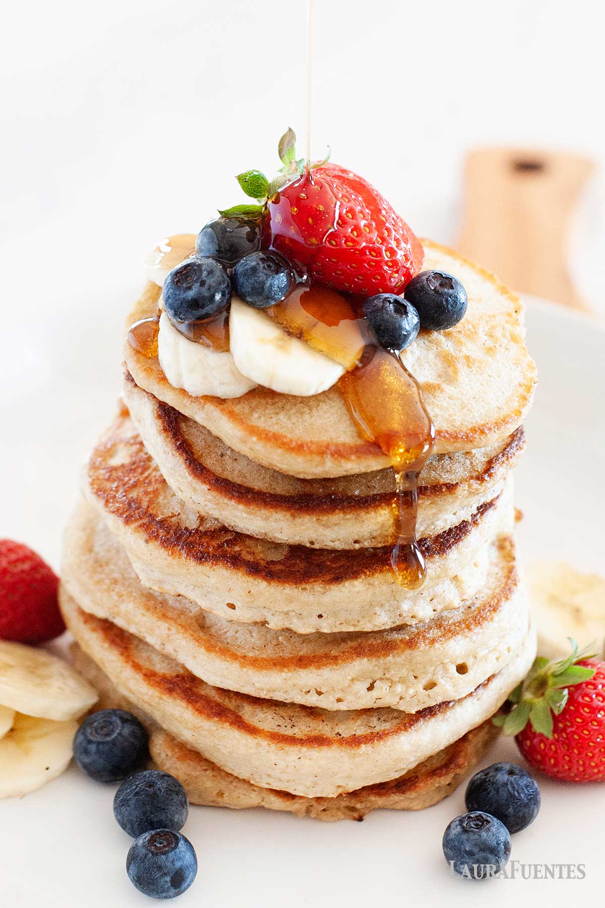Panqueques de avena esponjosos con arándanos, fresas, y sirope de arce.