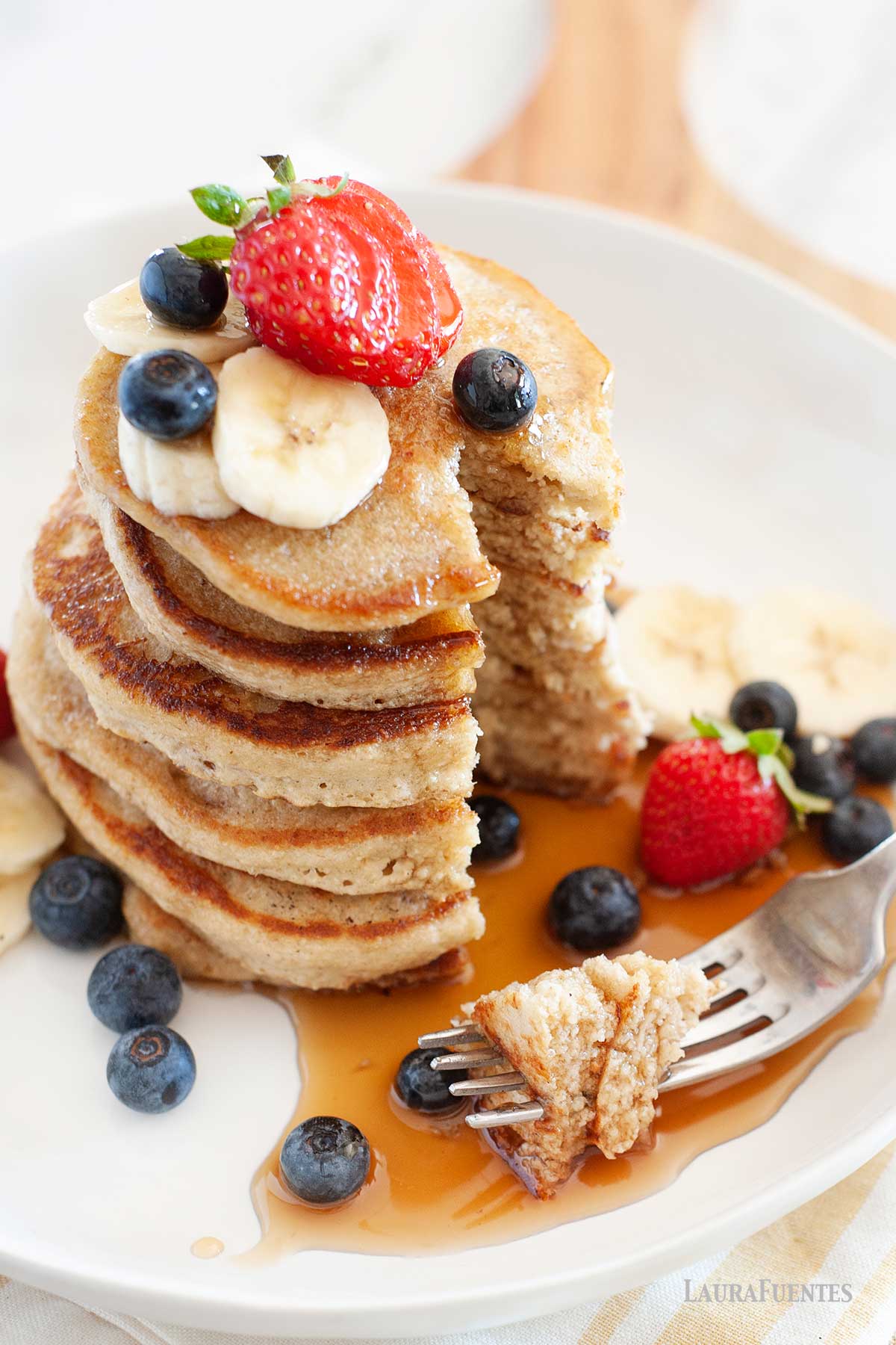 Panqueques de avena esponjosos con arándanos, fresas, y sirope de arce.