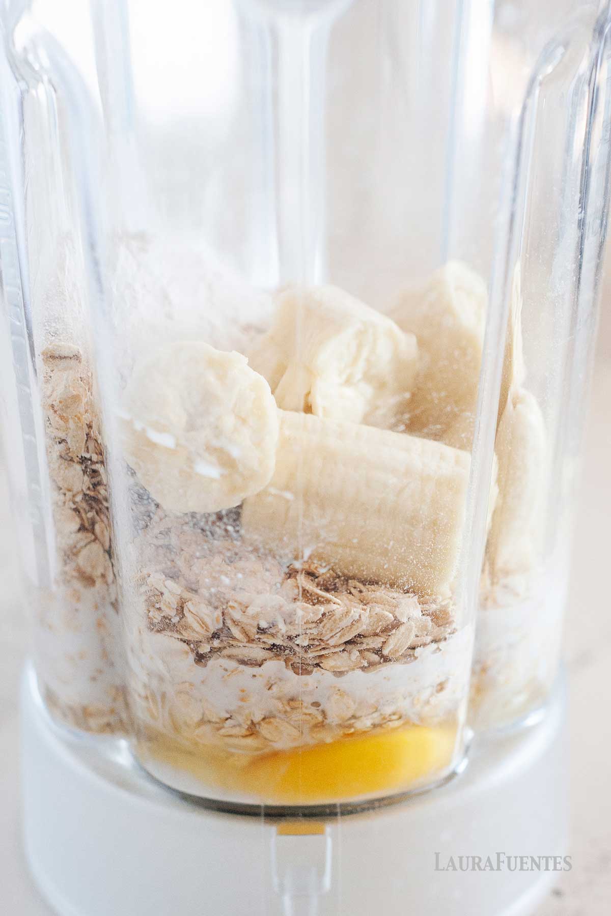 platano, avena, leche en una liquadora.