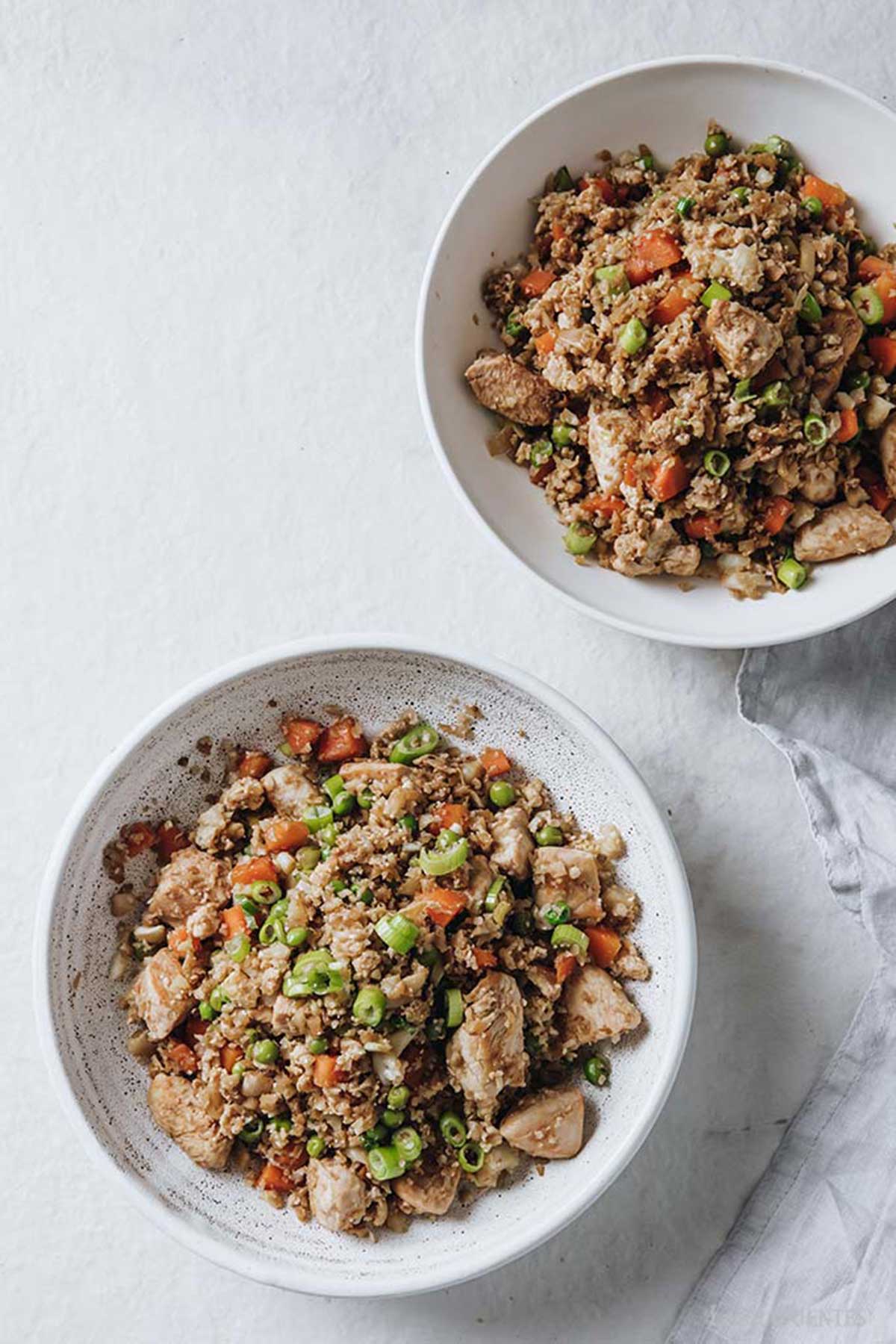 Arroz de coliflor frito con pollo