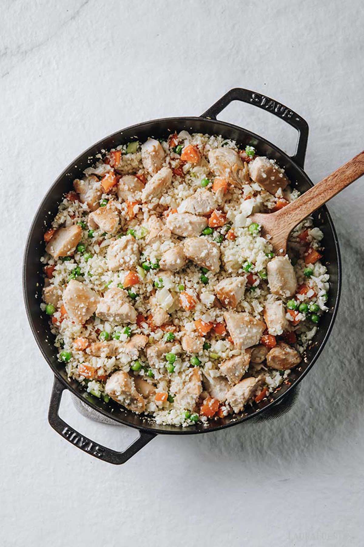 arroz de coliflor con pollo y verduras