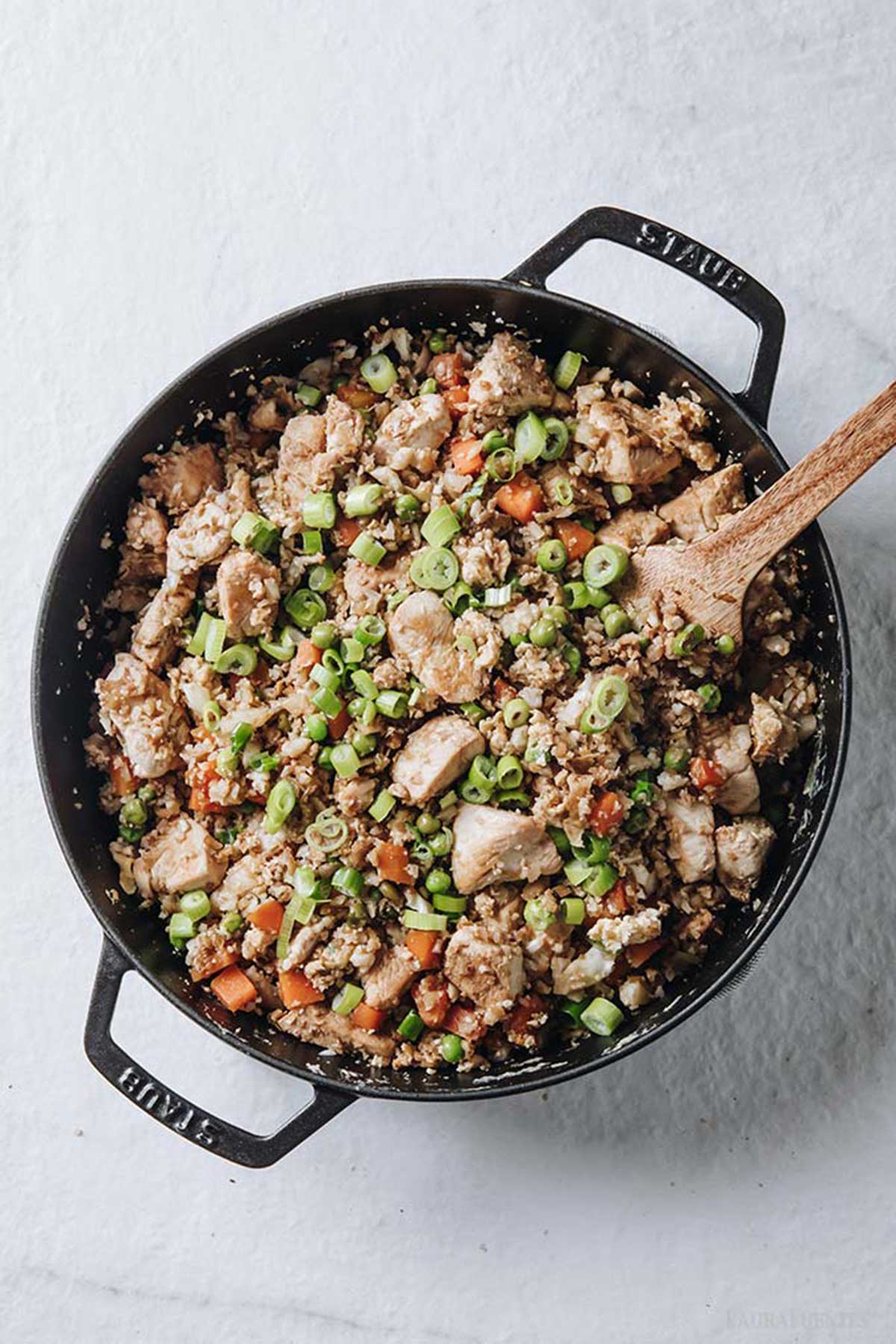 arroz de coliflor frito con pollo