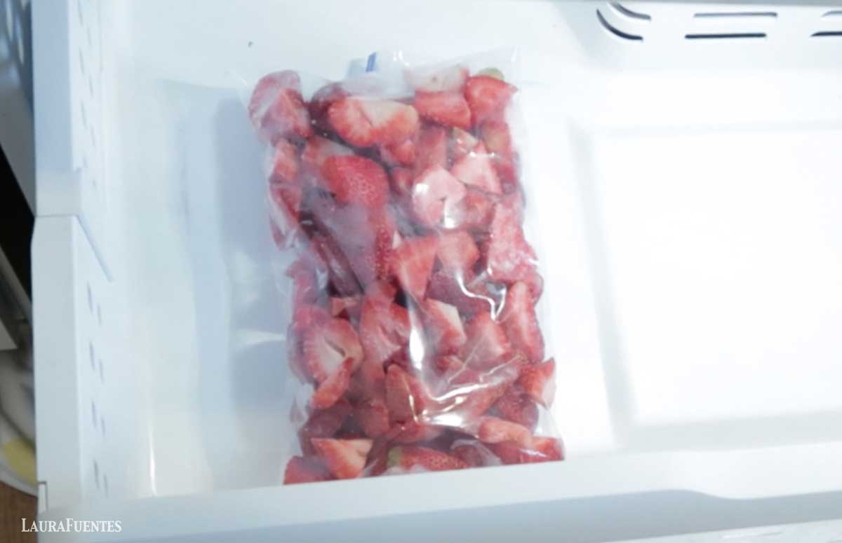 fresas congeladas dentro de una bolsa zip