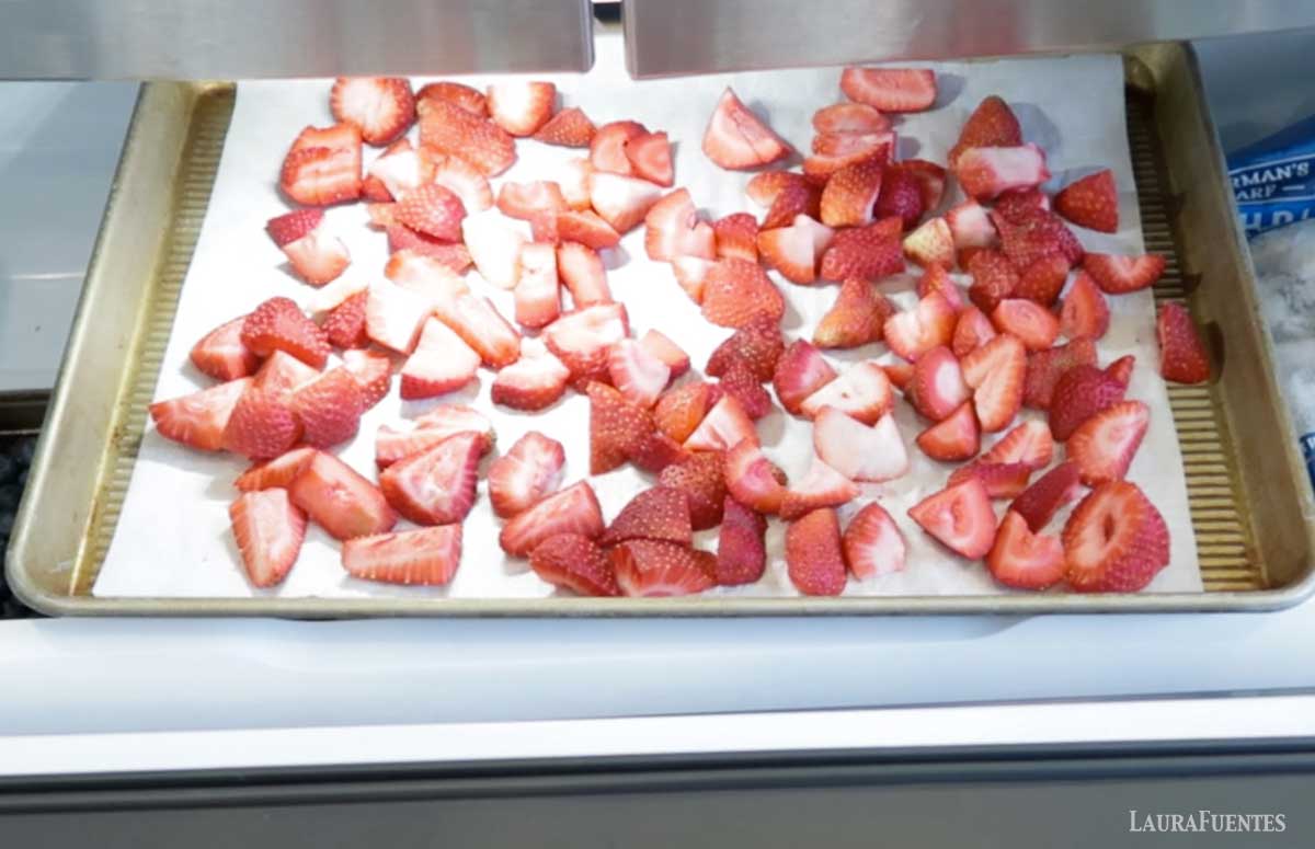 fresas dentro del congelador en una bandeja