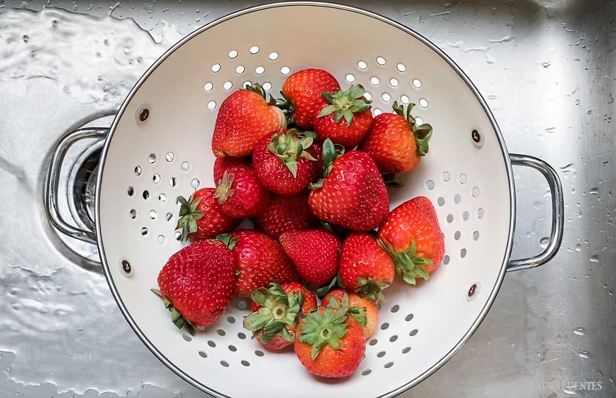 fresas en un colador para lavar