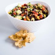 bol de ensalada de quinoa y aguacate