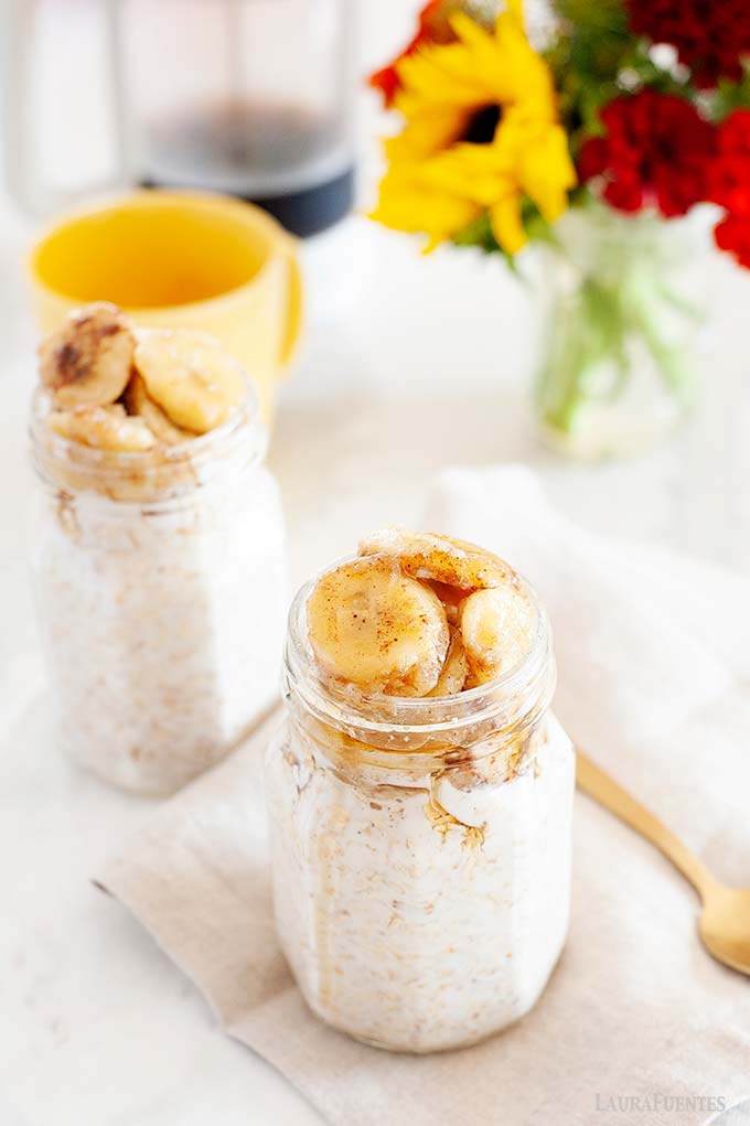 dos tarros de avena nocturna con banana y leche
