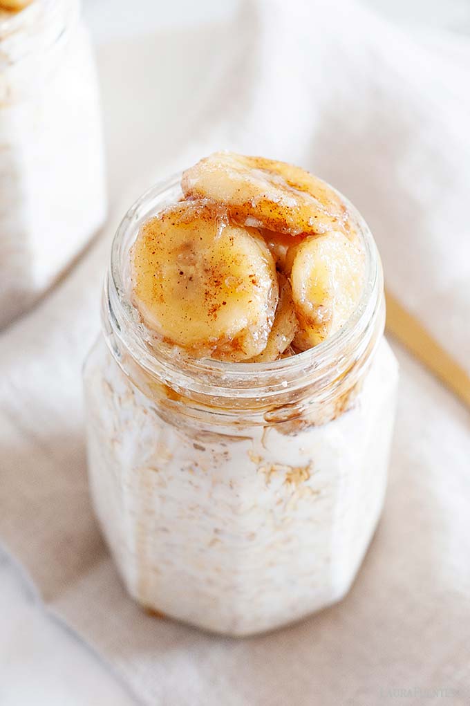 un tarro de avena con banana