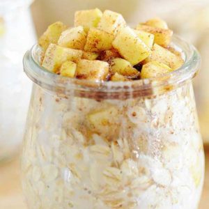 frasco con avena, manzana y canela