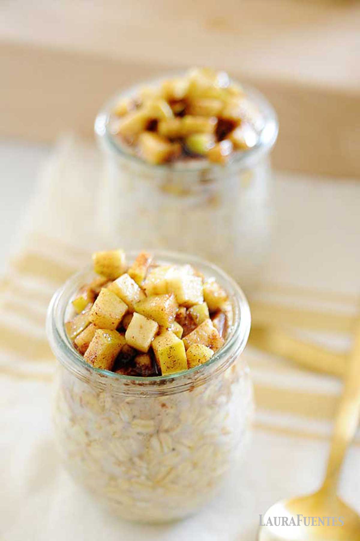 dos frascos de avena nocturna con manzana y canela