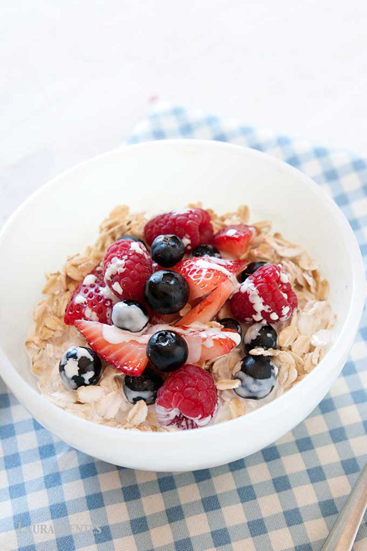 avena fría con leche y frutos rojos en un bol