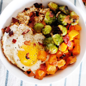bol de avena con verduras y huevo frito