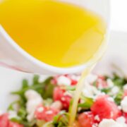 vinagreta de naranja rociando una ensalada