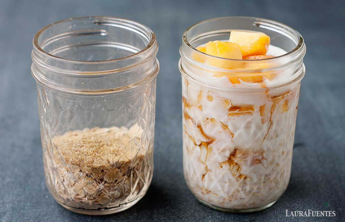 a la izquierda, un frasco con avena cruda y semillas. A la derecha, un frasco con avena, leche y melocotón.