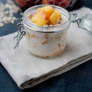 un frasco de avena nocturna con leche y melocotón