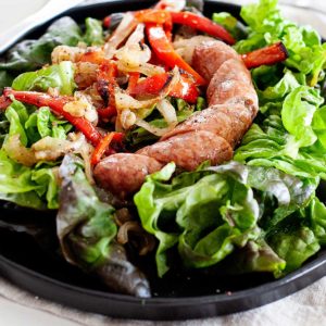 ensalada con salchichas y verduras