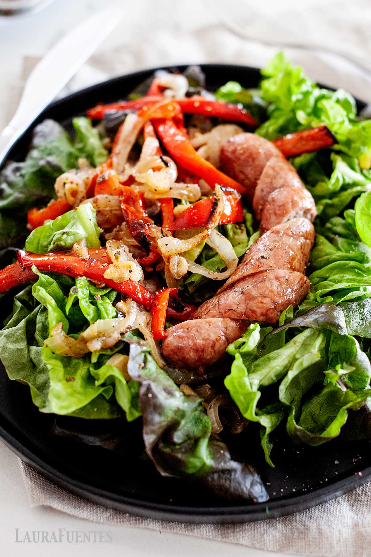 ensalada con salchichas, lechuga y pimientos