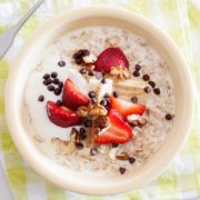 bowl de avena con frutos rojos