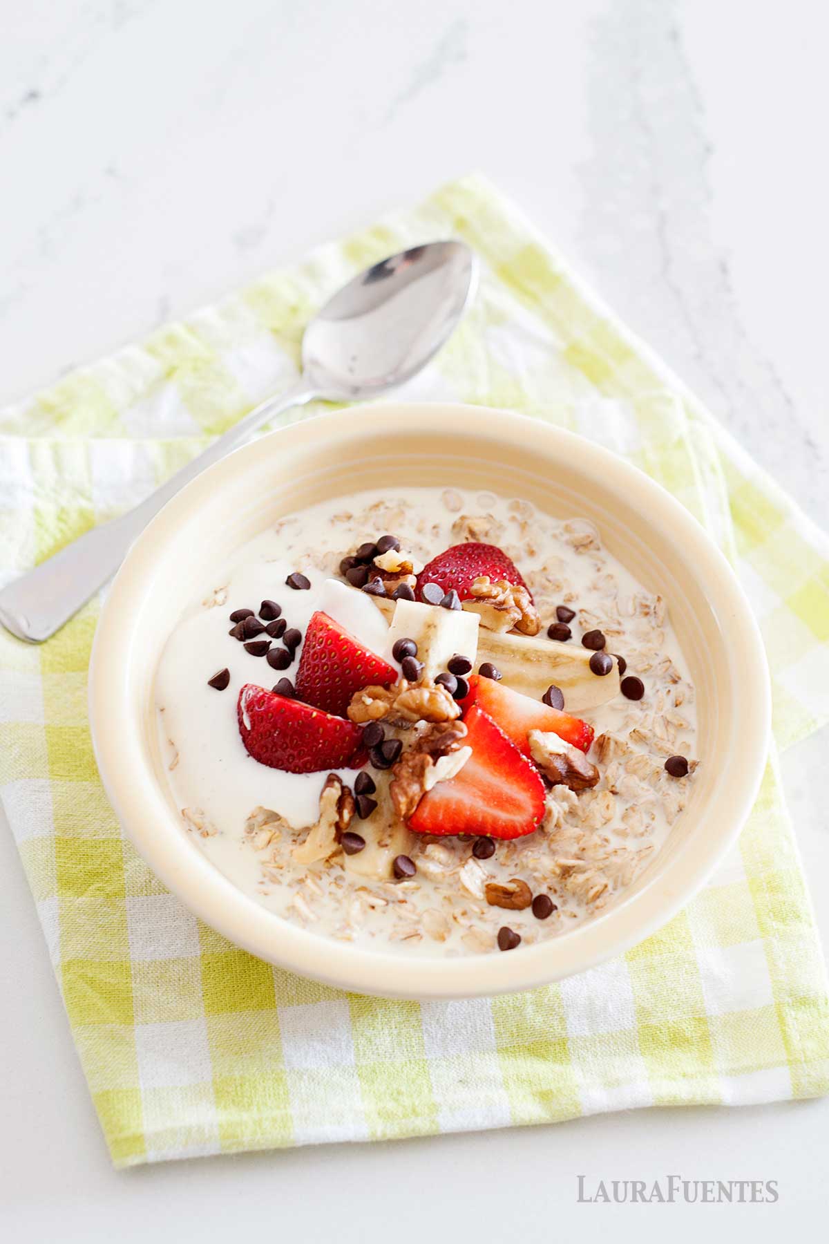 un bowl de avena con fresas y chispas de chocolate