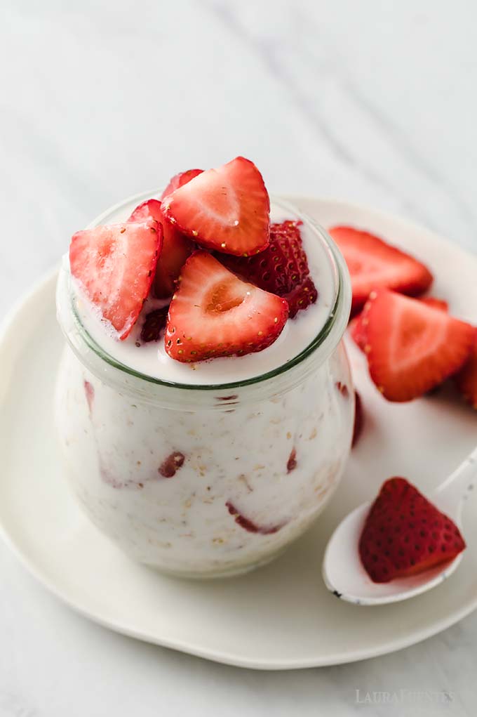 un frasco de Avena con fresas
