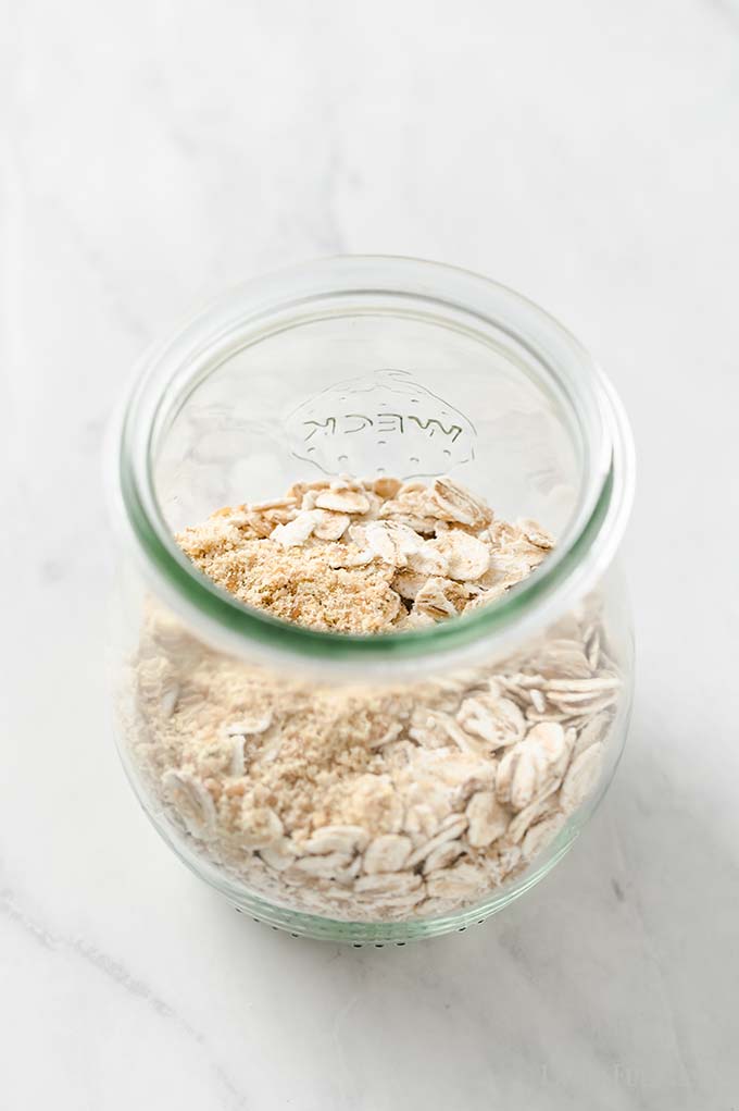 un frasco con avena cruda