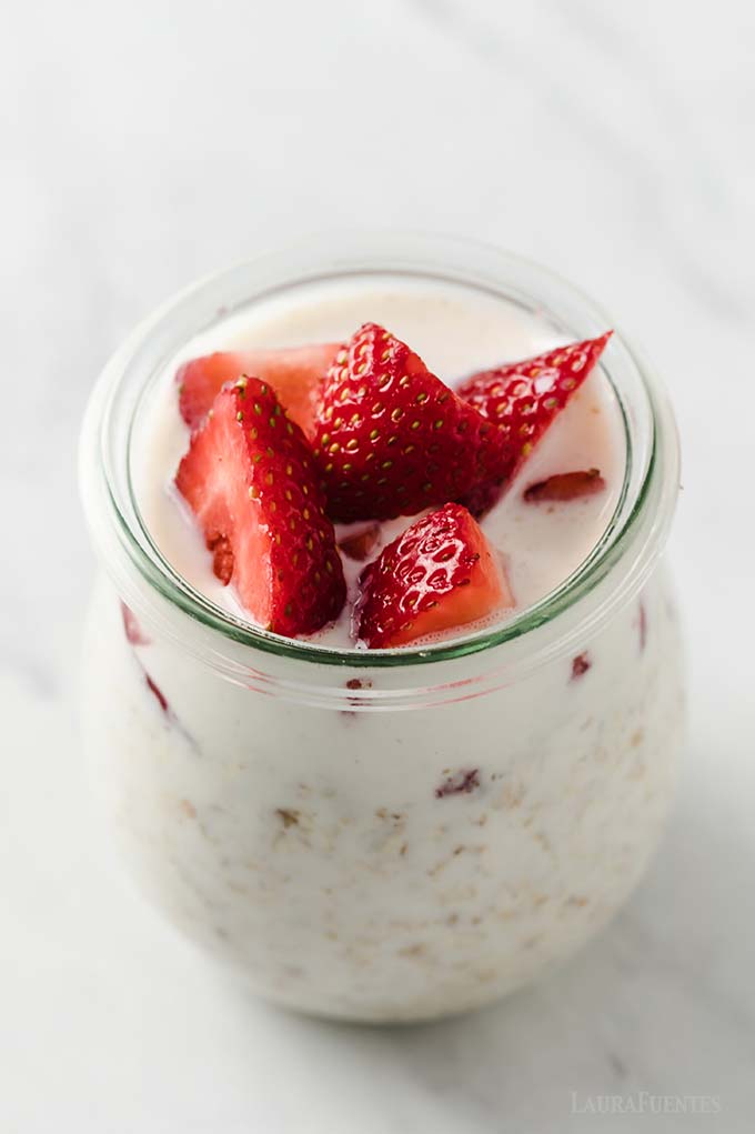 frasco con avena nocturna con fresas y yogur