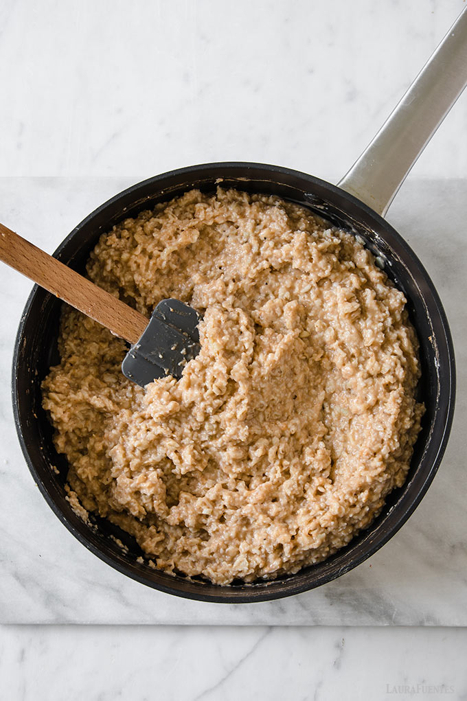 una sartén con avena salada cocida