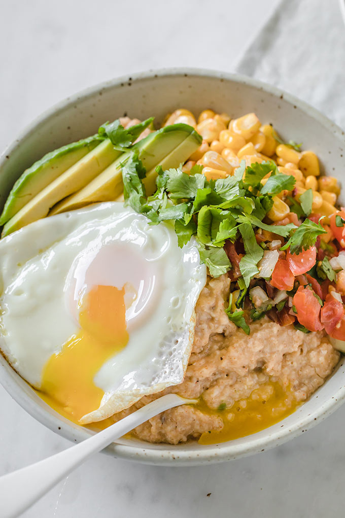 bowl de avena con huevo frito y verduras para el almuerzo