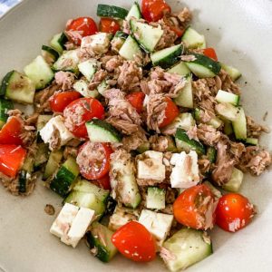 ensalada de atún, tomate y pepino