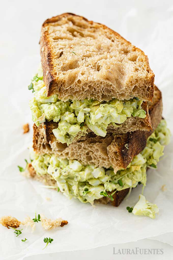 sandwich relleno de ensalada de aguacate y huevo