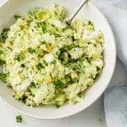 un bol con ensalada de aguacate y huevo