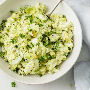 un bol con ensalada de aguacate y huevo