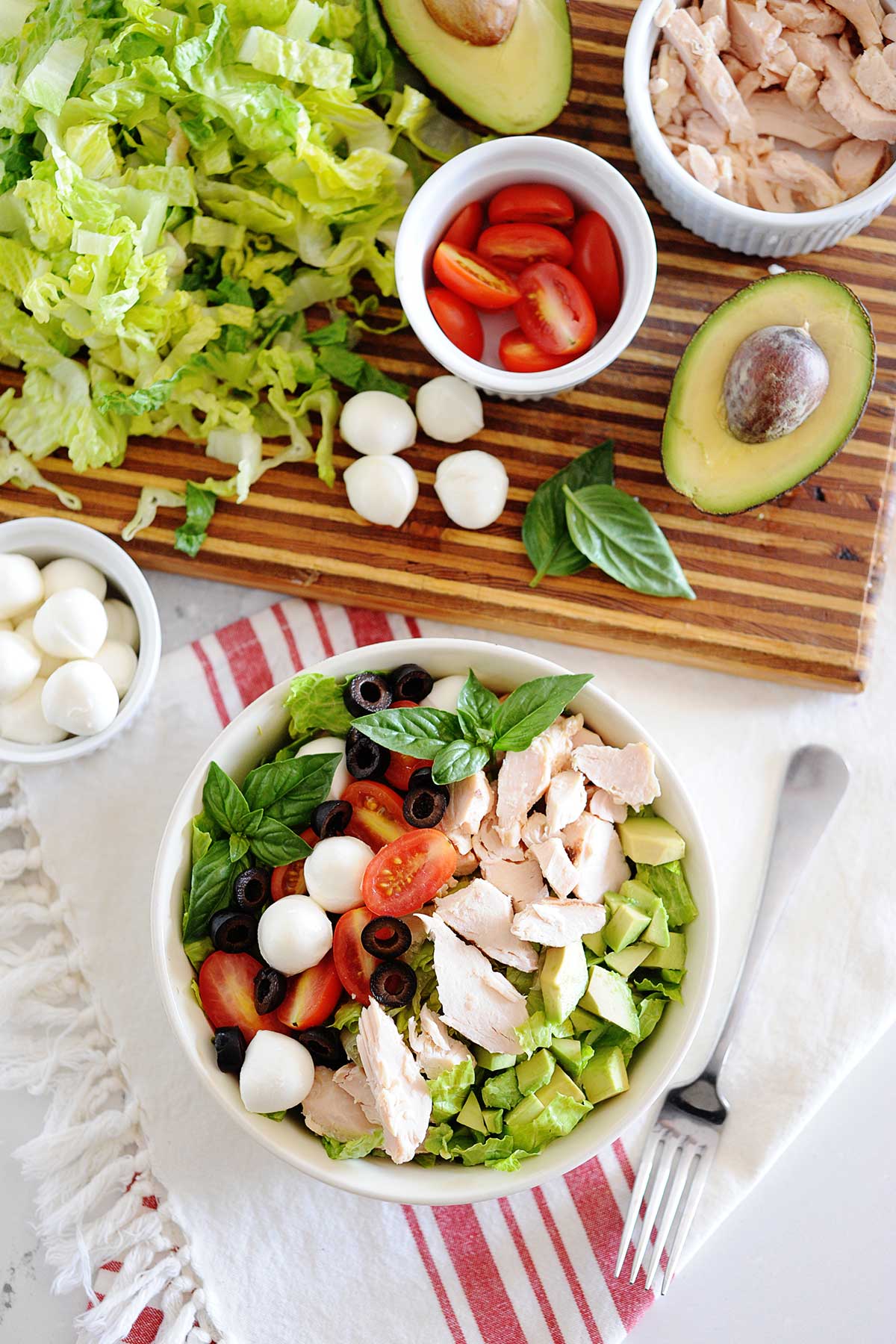 un bol de ensalada de dieta con pollo hervido