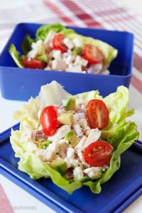 dos wraps de lechuga con pollo, tomate y aguacate
