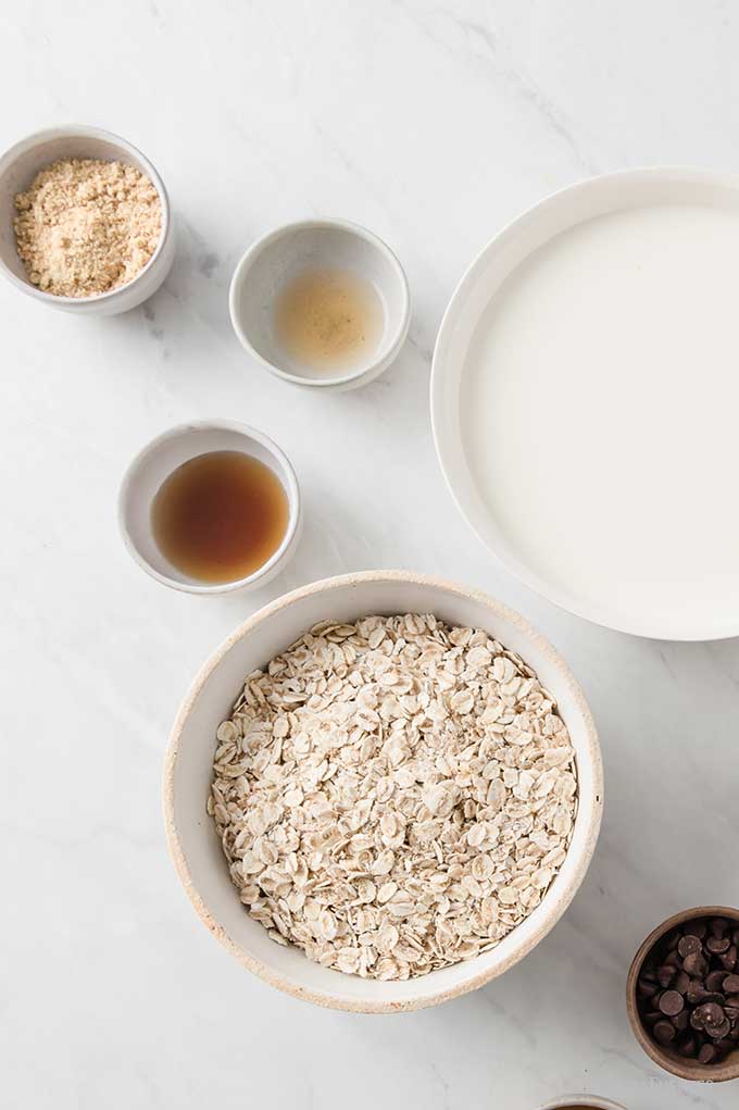 bol con avena y otros bols más pequeños con diversos ingredientes