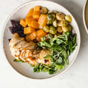 verduras al horno con pollo y hojas verdes