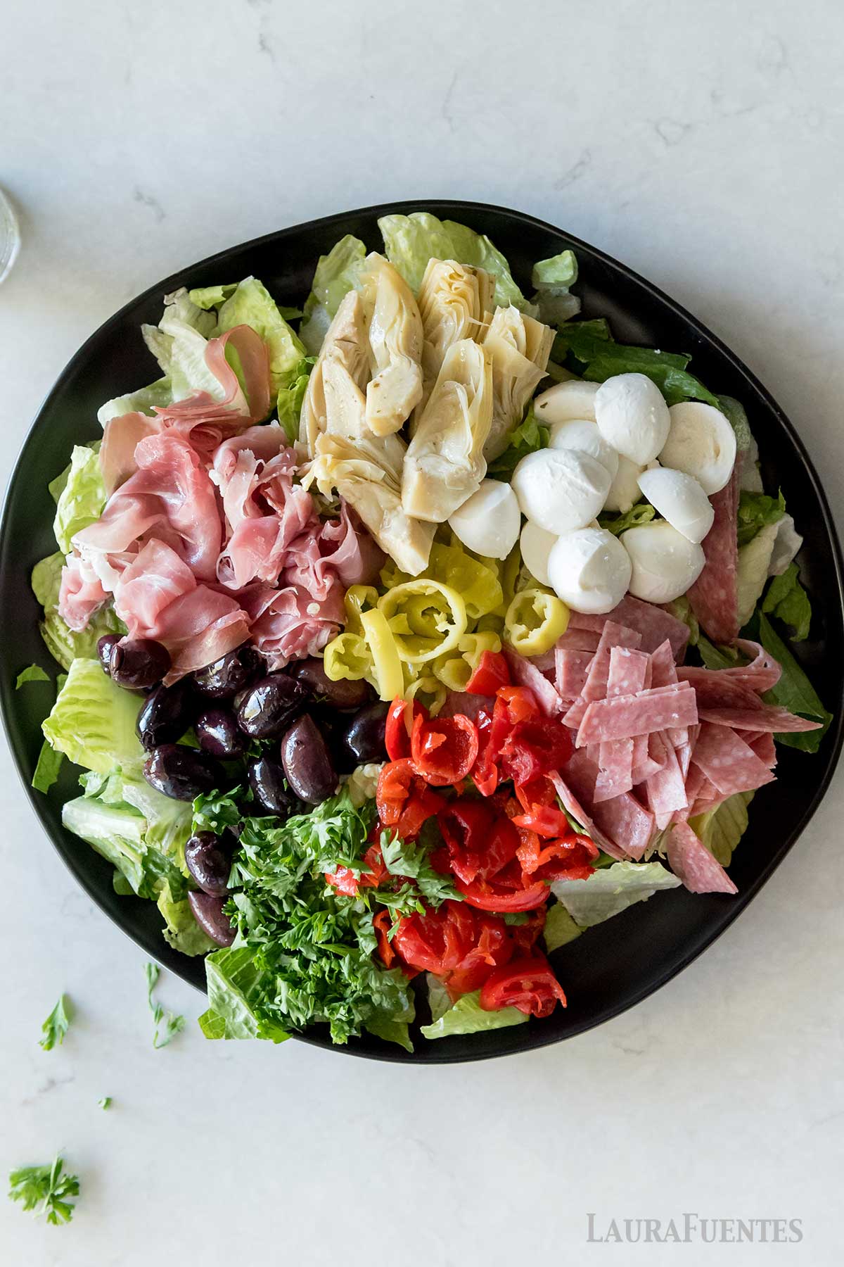 una fuente con ensalada antipasto