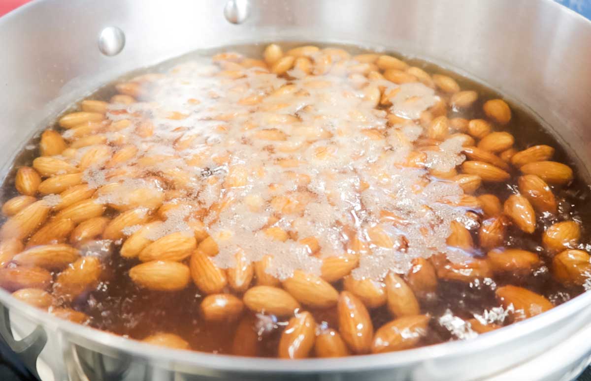 una olla con almendras en agua.