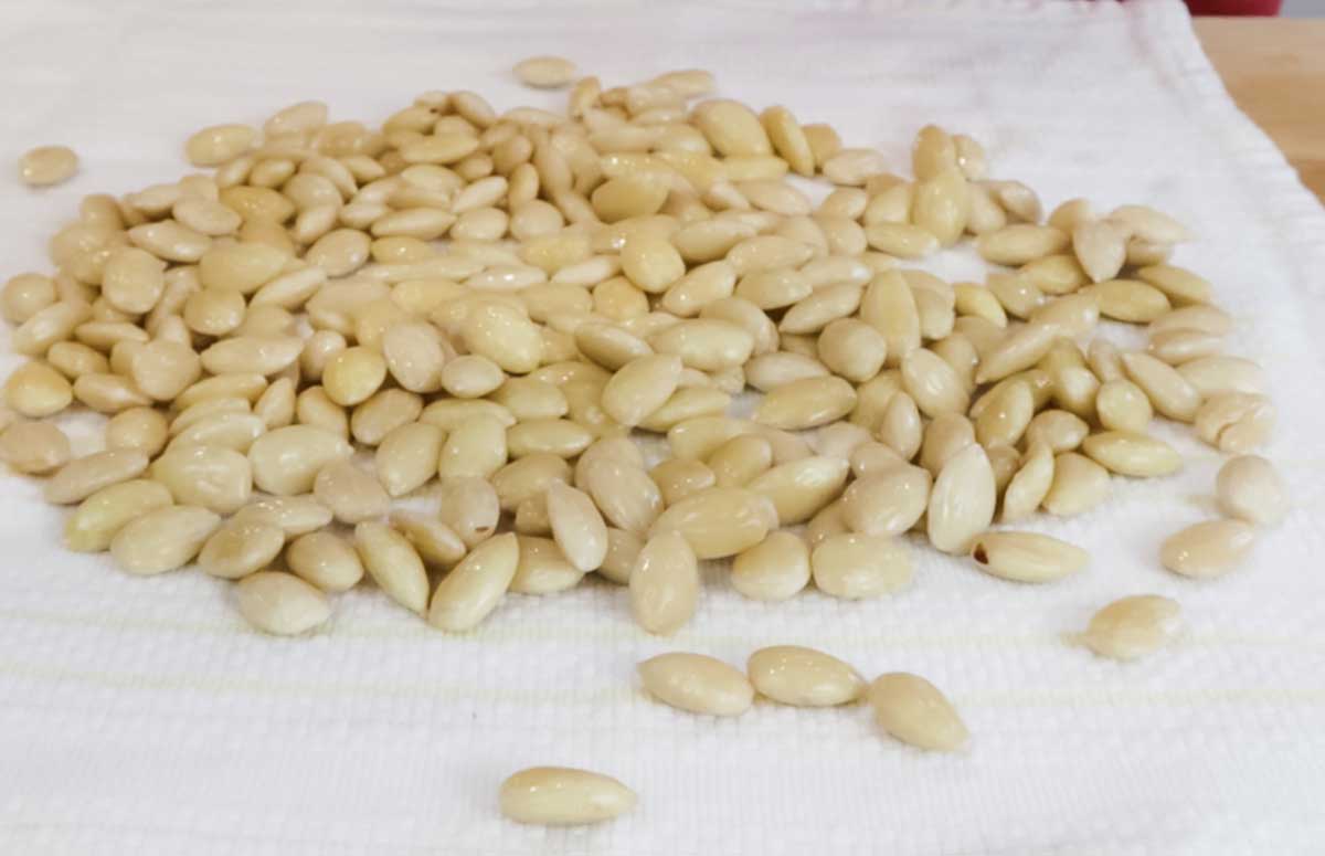 almendras peladas sobre un paño