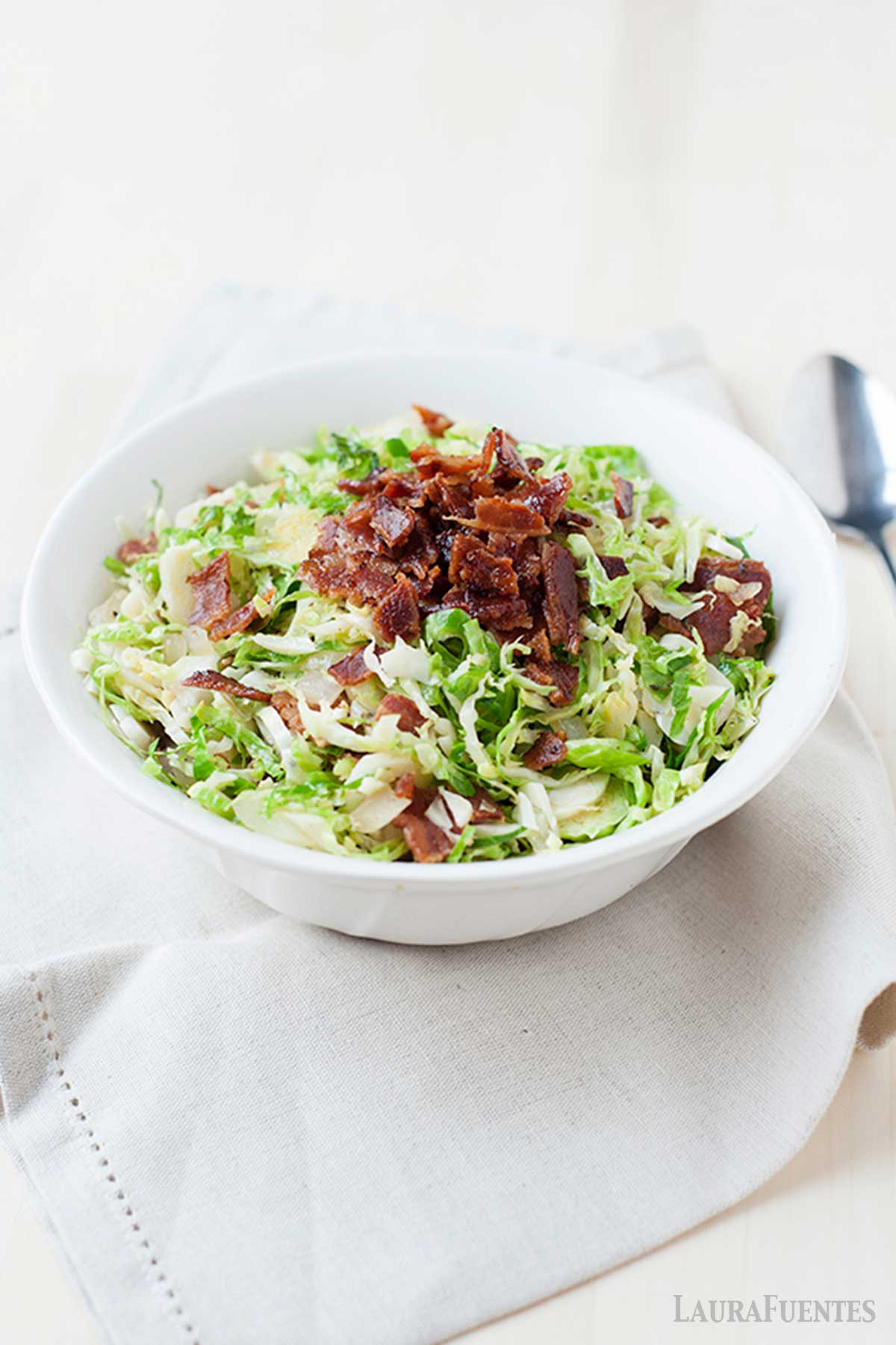 ensalada de col de Bruselas y bacon en un bol