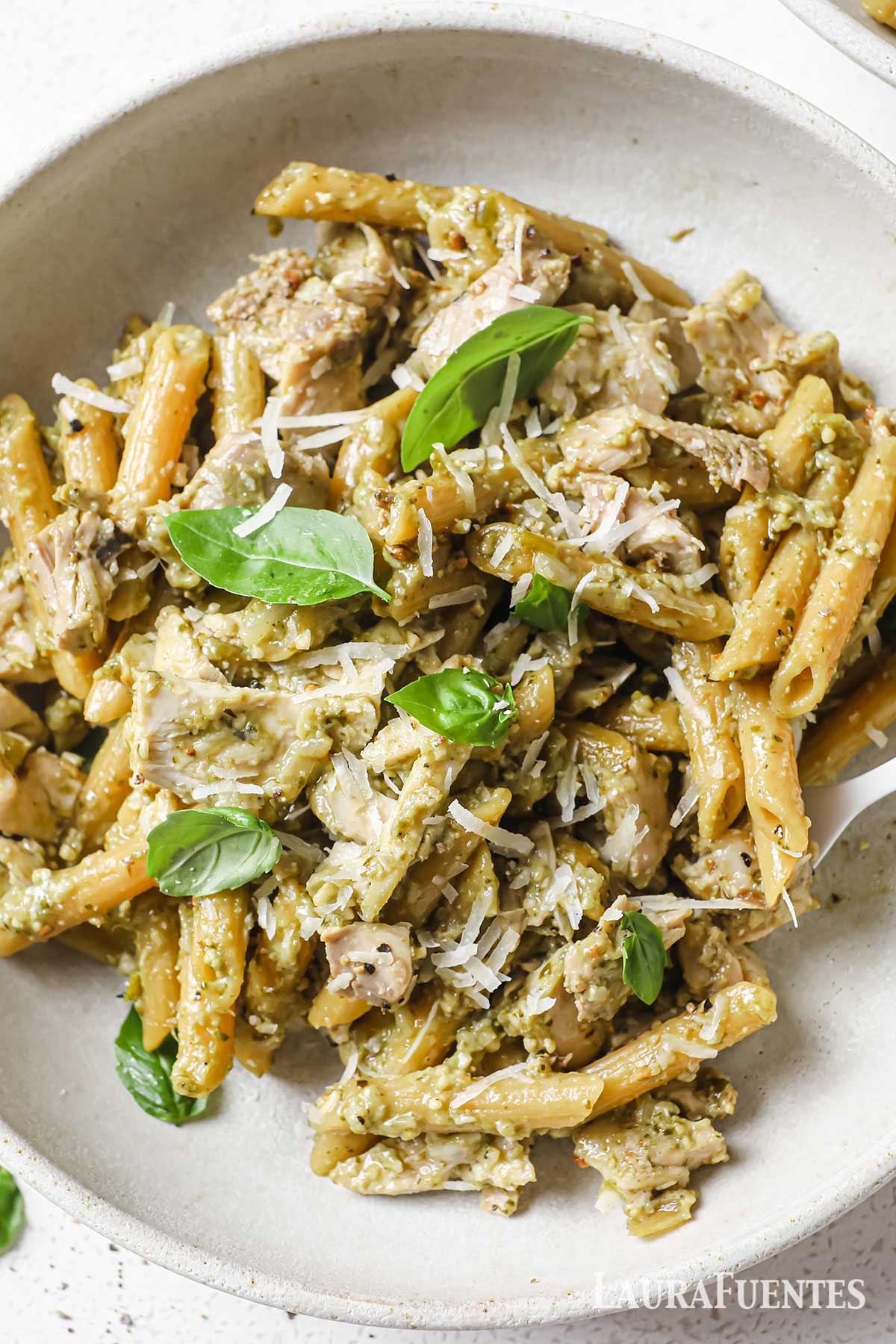 una sartén con pasta y pollo