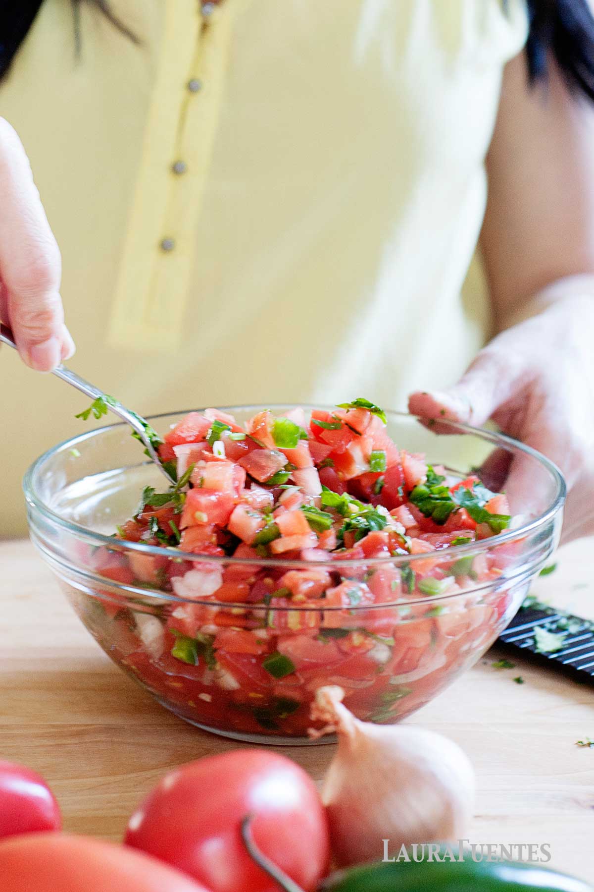 un recipiente con pico de gallo casero